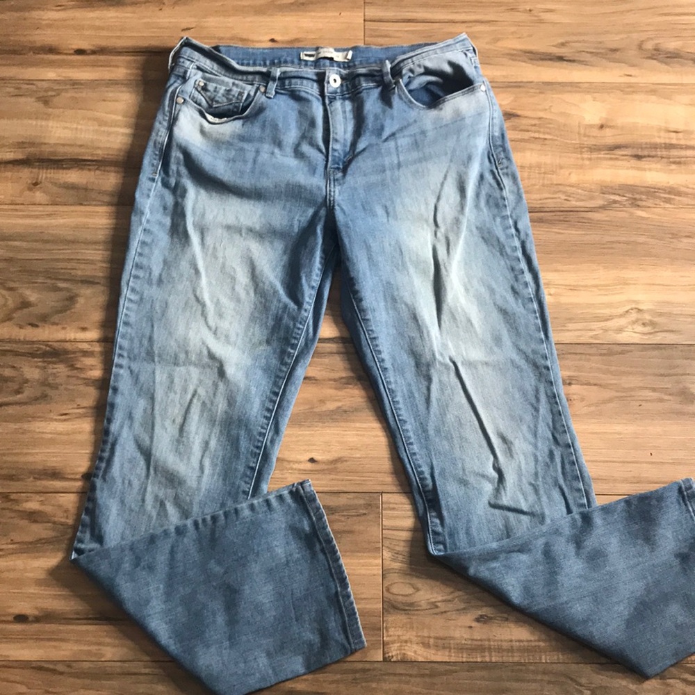 Levi’s light wash blue denim jeans straight leg